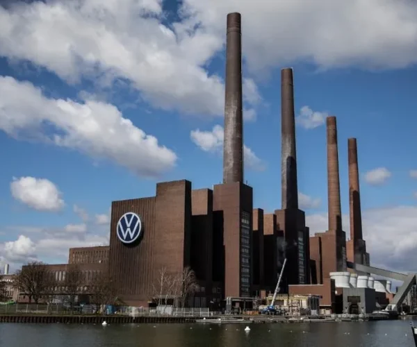 Volkswagen planea cerrar tres fábricas en Alemania y despedir a miles de empleado