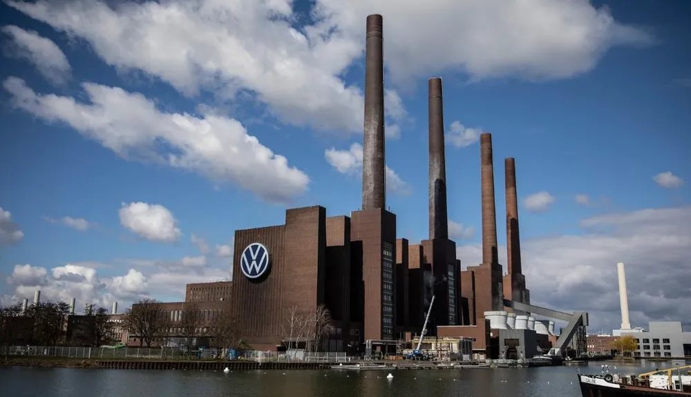 Volkswagen planea cerrar tres fábricas en Alemania y despedir a miles de empleado